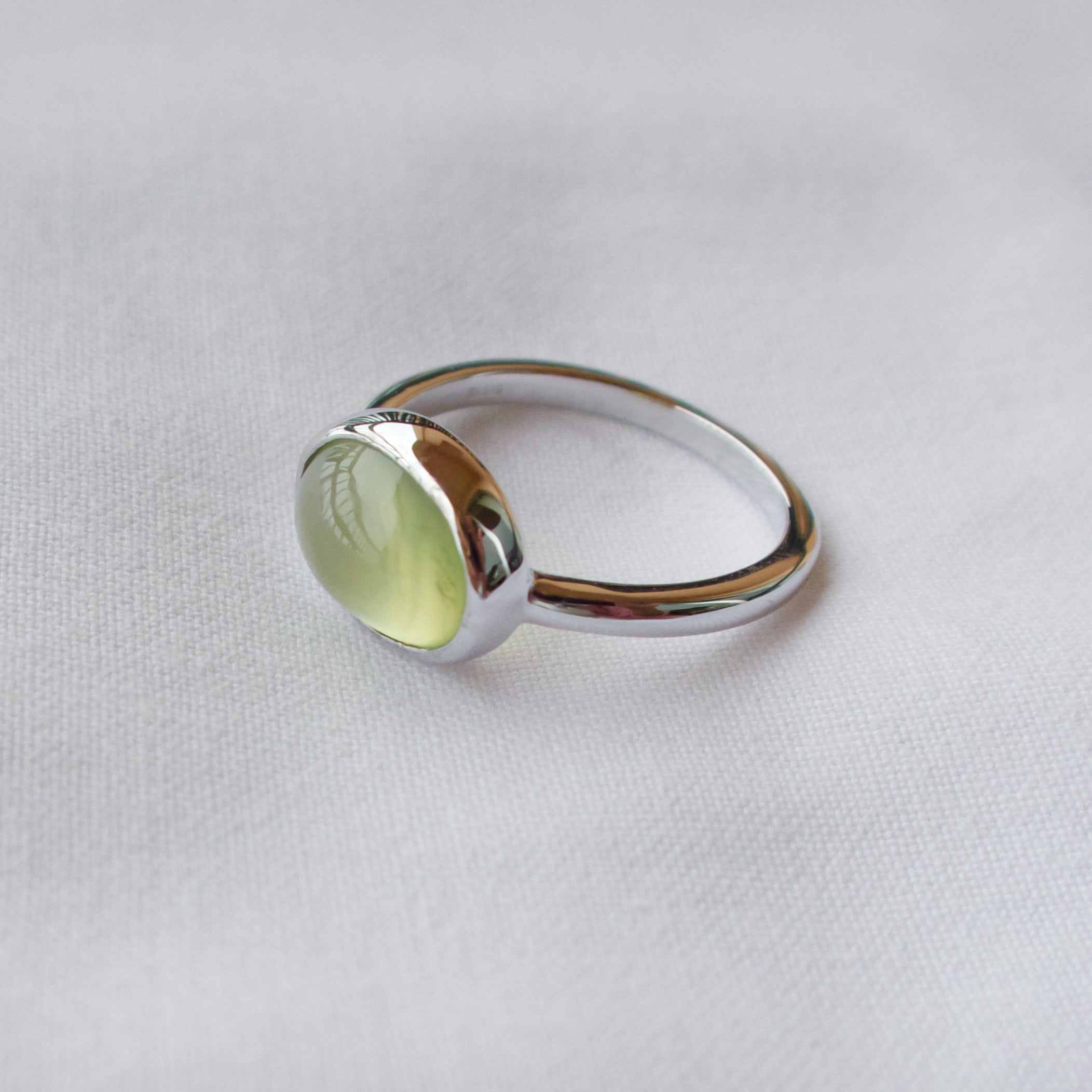 《プレナイト｜Prehnite》グリーンな果実のカボション天然石・ダイヤモンドリング