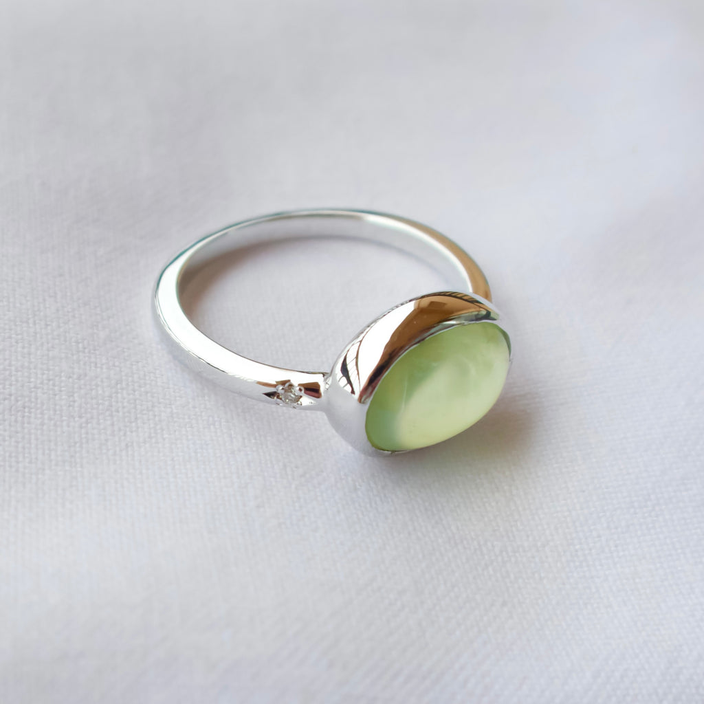 《プレナイト｜Prehnite》グリーンな果実のカボション天然石・ダイヤモンドリング