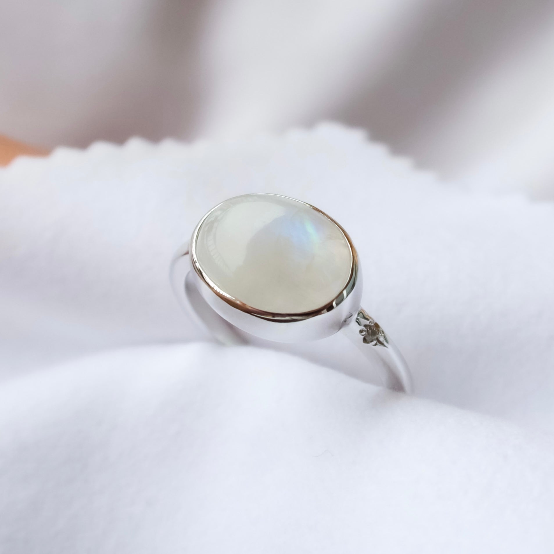 《レインボームーンストーン｜Rainbow Moonstone》虹の光・カボション天然石のダイヤモンドリング