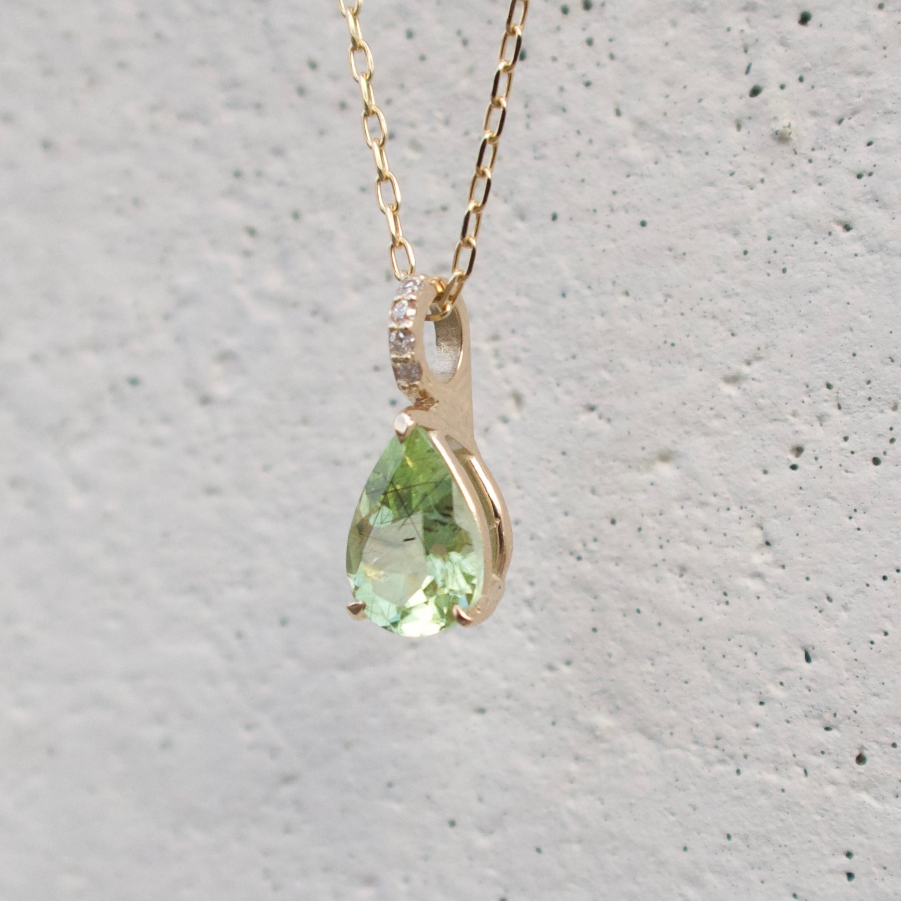 《ルードヴィッヒアイト・イン・ペリドット｜Ludwigite in Peridot》ペアシェイプ天然石ネックレストップ
