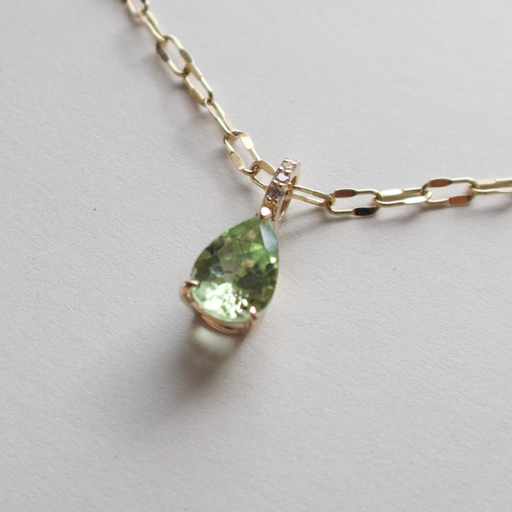 《ルードヴィッヒアイト・イン・ペリドット｜Ludwigite in Peridot》ペアシェイプ天然石ネックレストップ