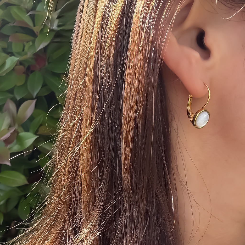 月の雫ホワイトシェル×ゴールドピアス／天然石フレンチフックピアス／Anuenue✴︎jewelry