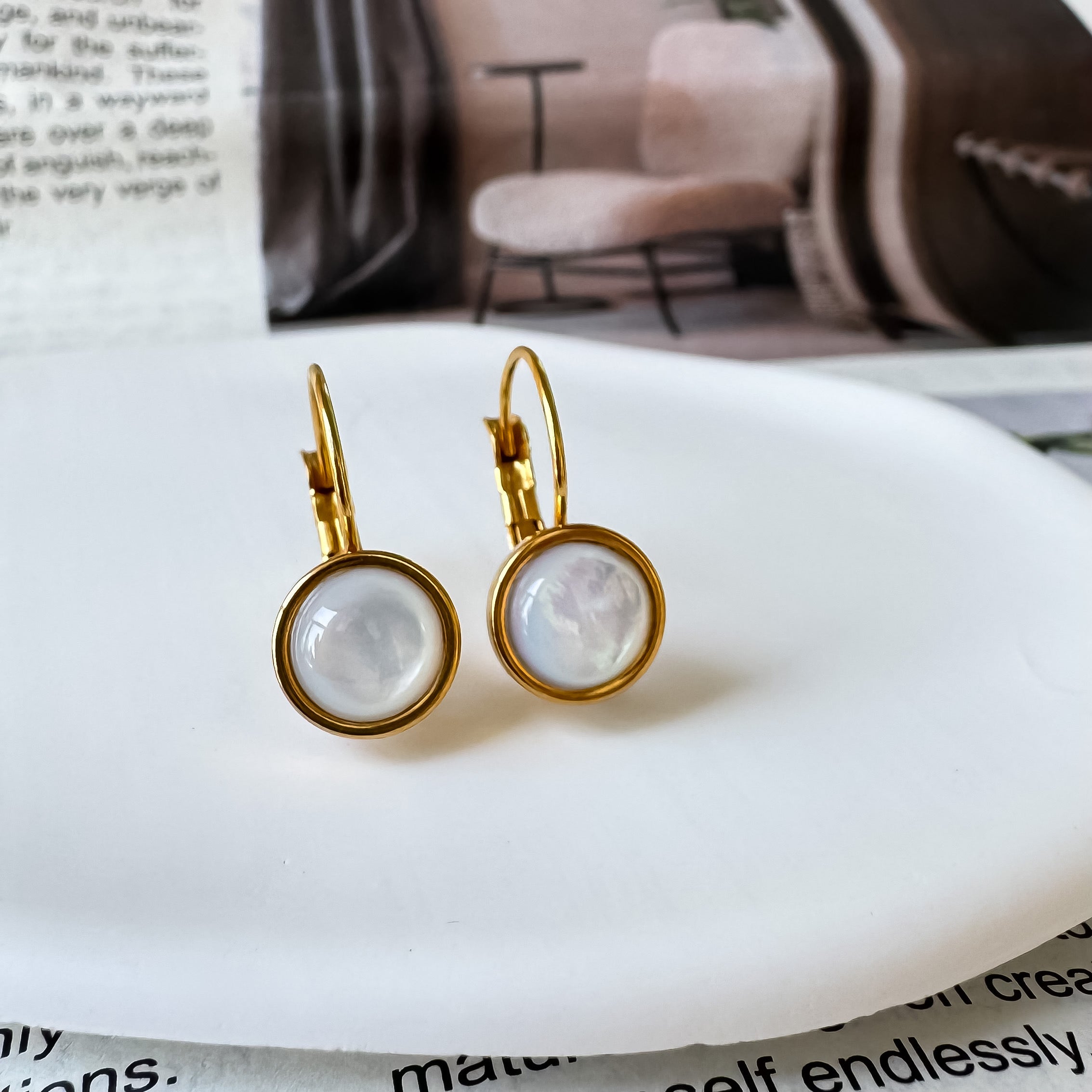 月の雫ホワイトシェル×ゴールドピアス／天然石フレンチフックピアス／Anuenue✴︎jewelry