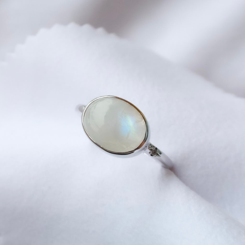 《レインボームーンストーン｜Rainbow Moonstone》虹の光・カボション天然石のダイヤモンドリング