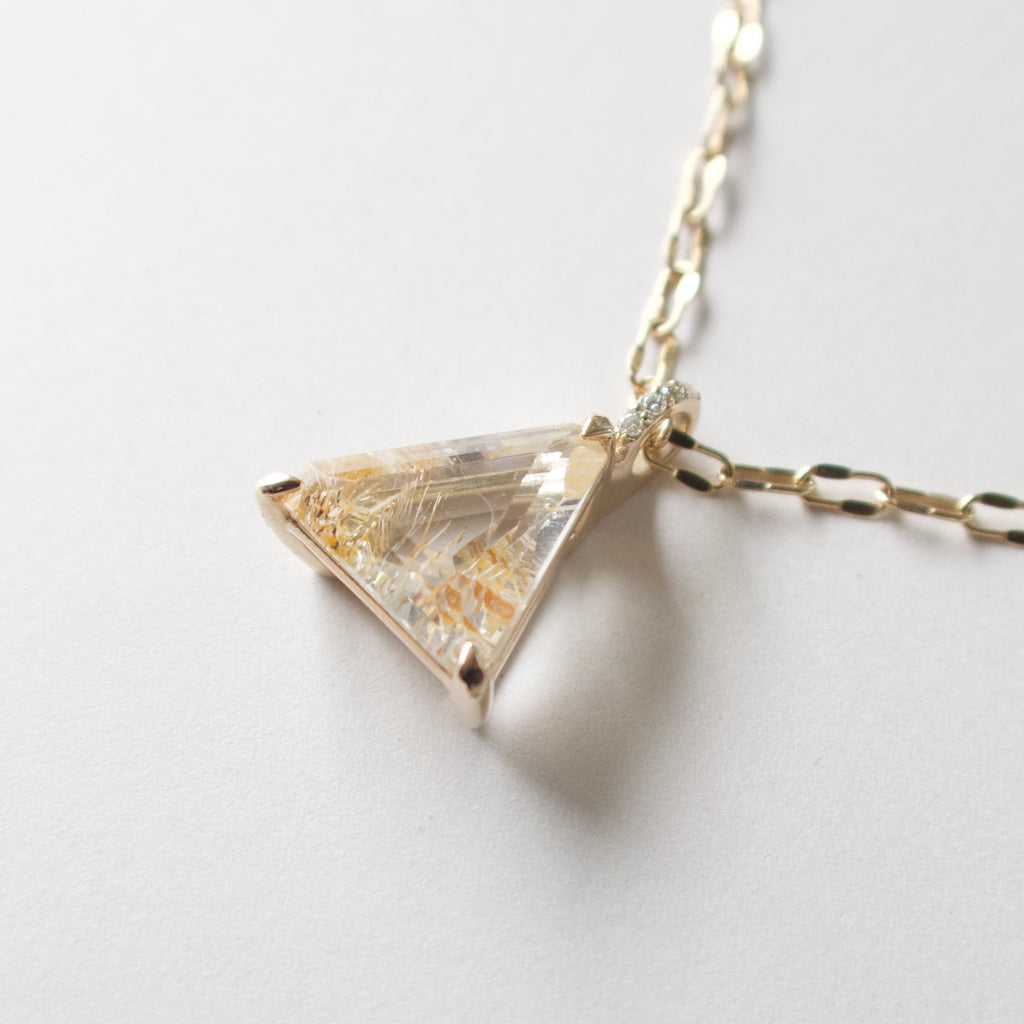《ルチルイントパーズ｜Rutile Topaz》自然の奇跡／トライアングルカット・天然石ネックレストップ