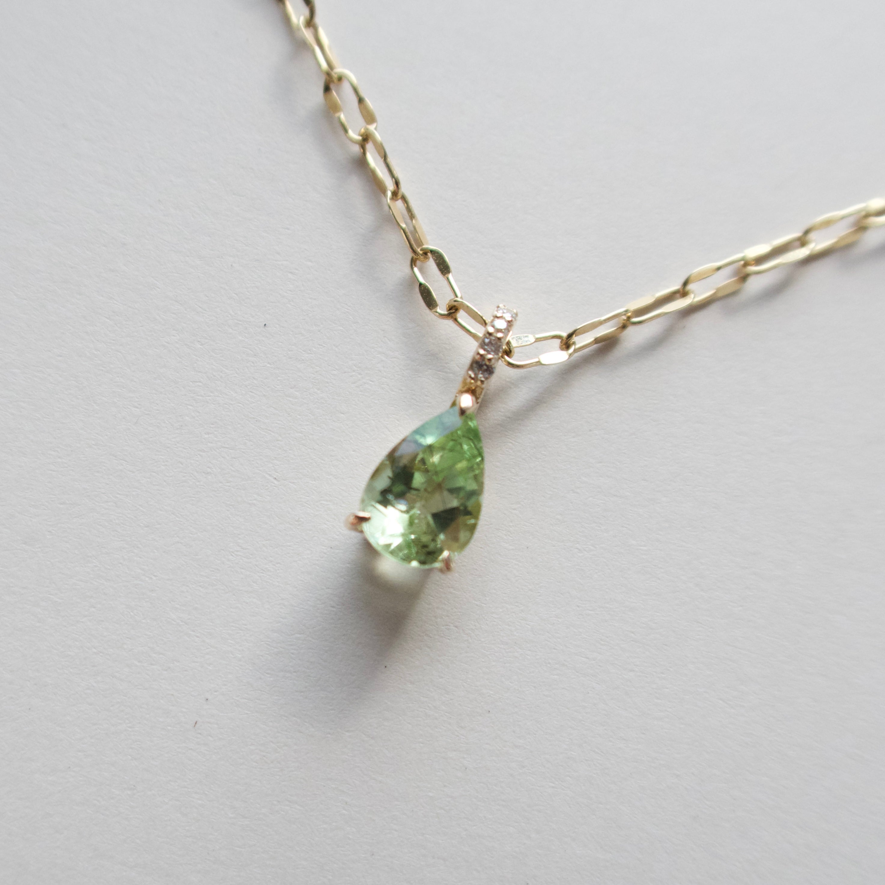 《ルードヴィッヒアイト・イン・ペリドット｜Ludwigite in Peridot》ペアシェイプ天然石ネックレストップ