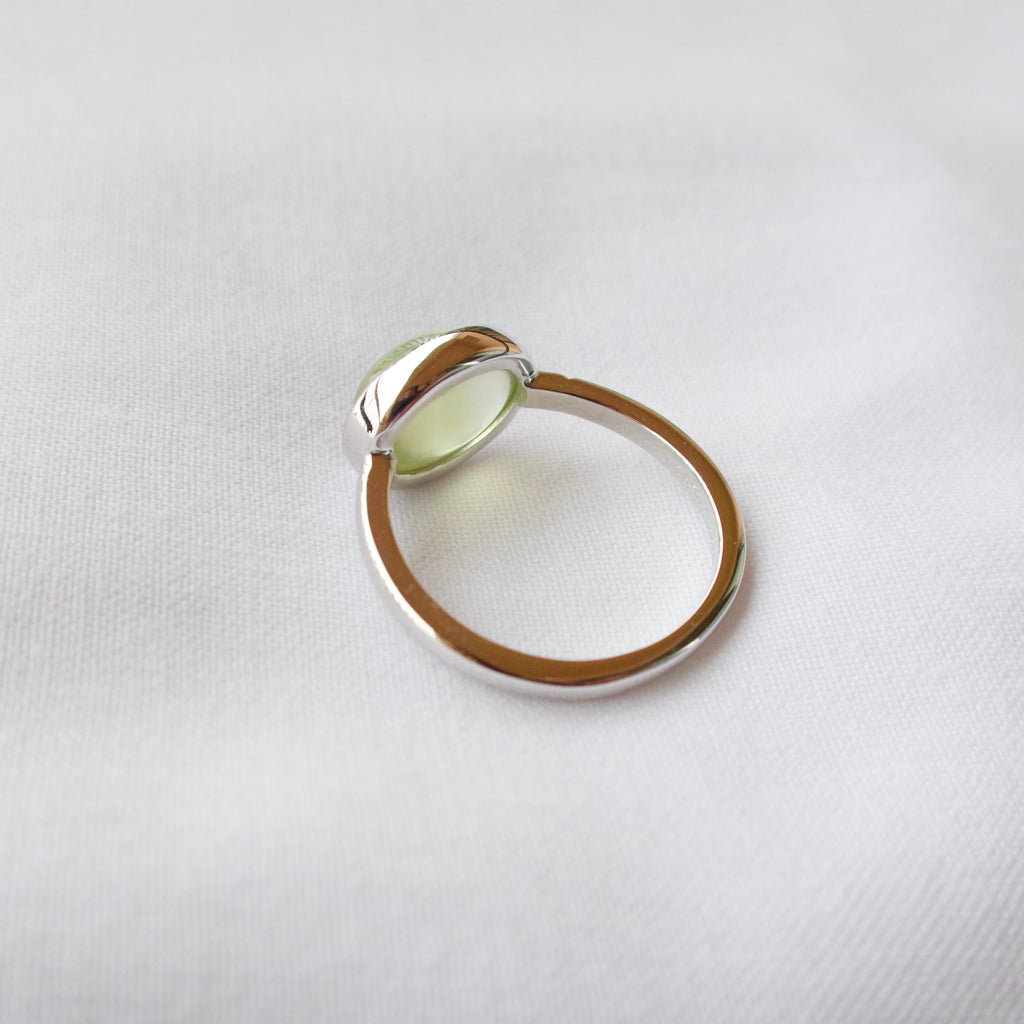 《プレナイト｜Prehnite》グリーンな果実のカボション天然石・ダイヤモンドリング