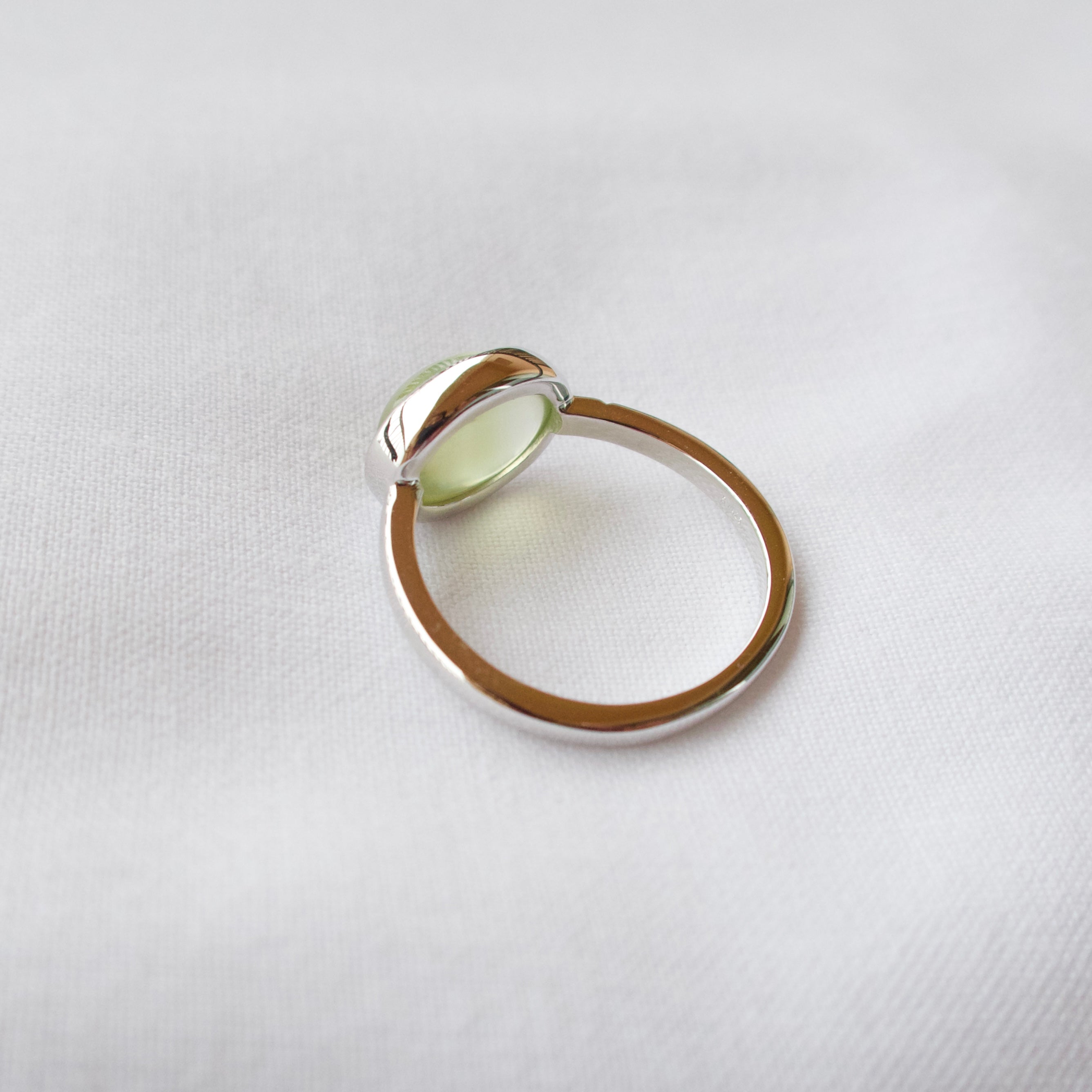 《プレナイト｜Prehnite》グリーンな果実のカボション天然石・ダイヤモンドリング