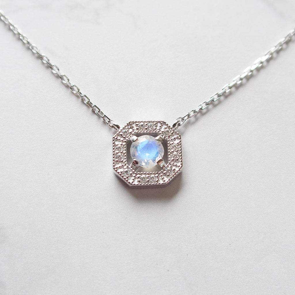 《レインボームーンストーン｜Rainbow Moonstone》 ブルーシラー・天然石ネックレス