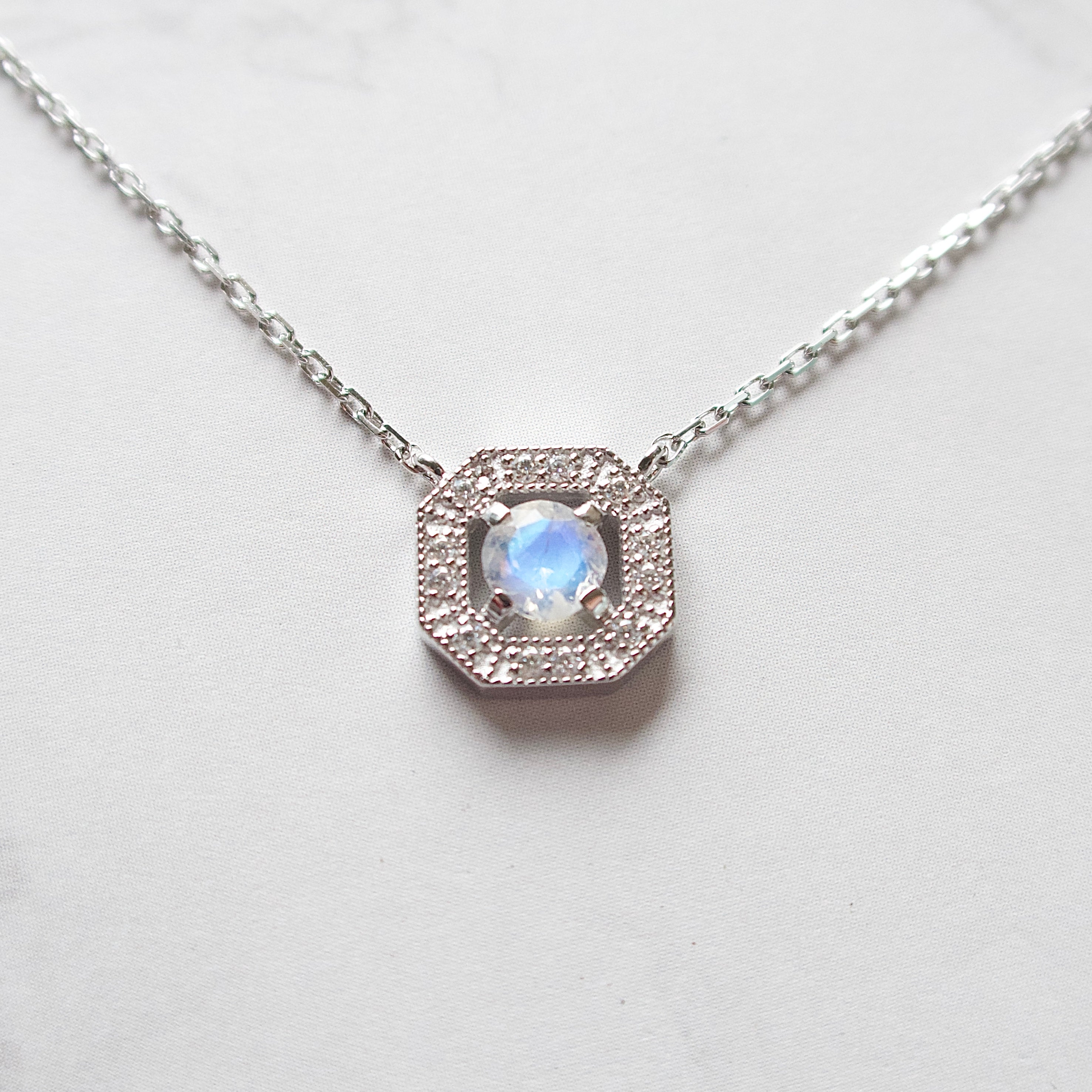 《レインボームーンストーン｜Rainbow Moonstone》 ブルーシラー・天然石ネックレス