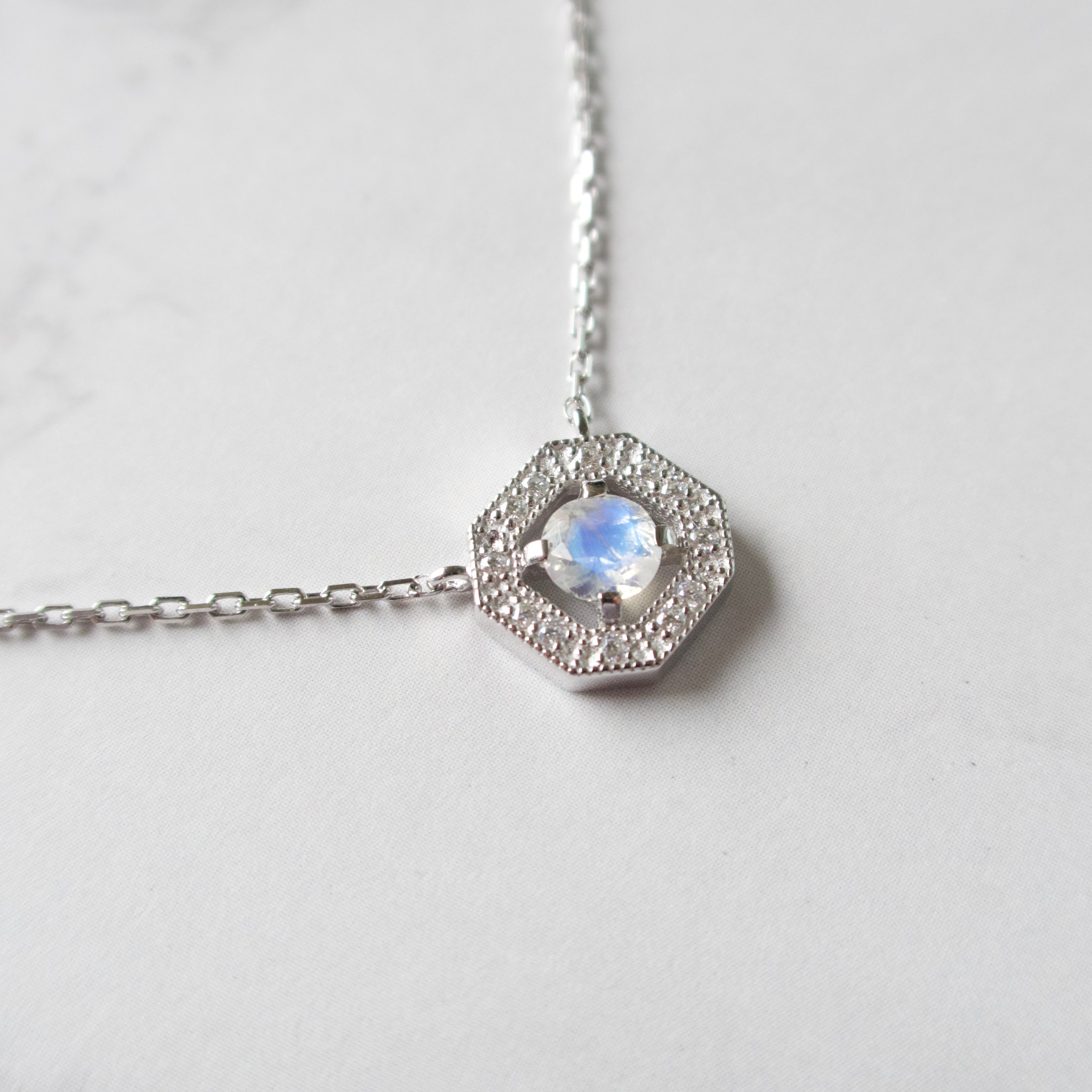 《レインボームーンストーン｜Rainbow Moonstone》 ブルーシラー・天然石ネックレス